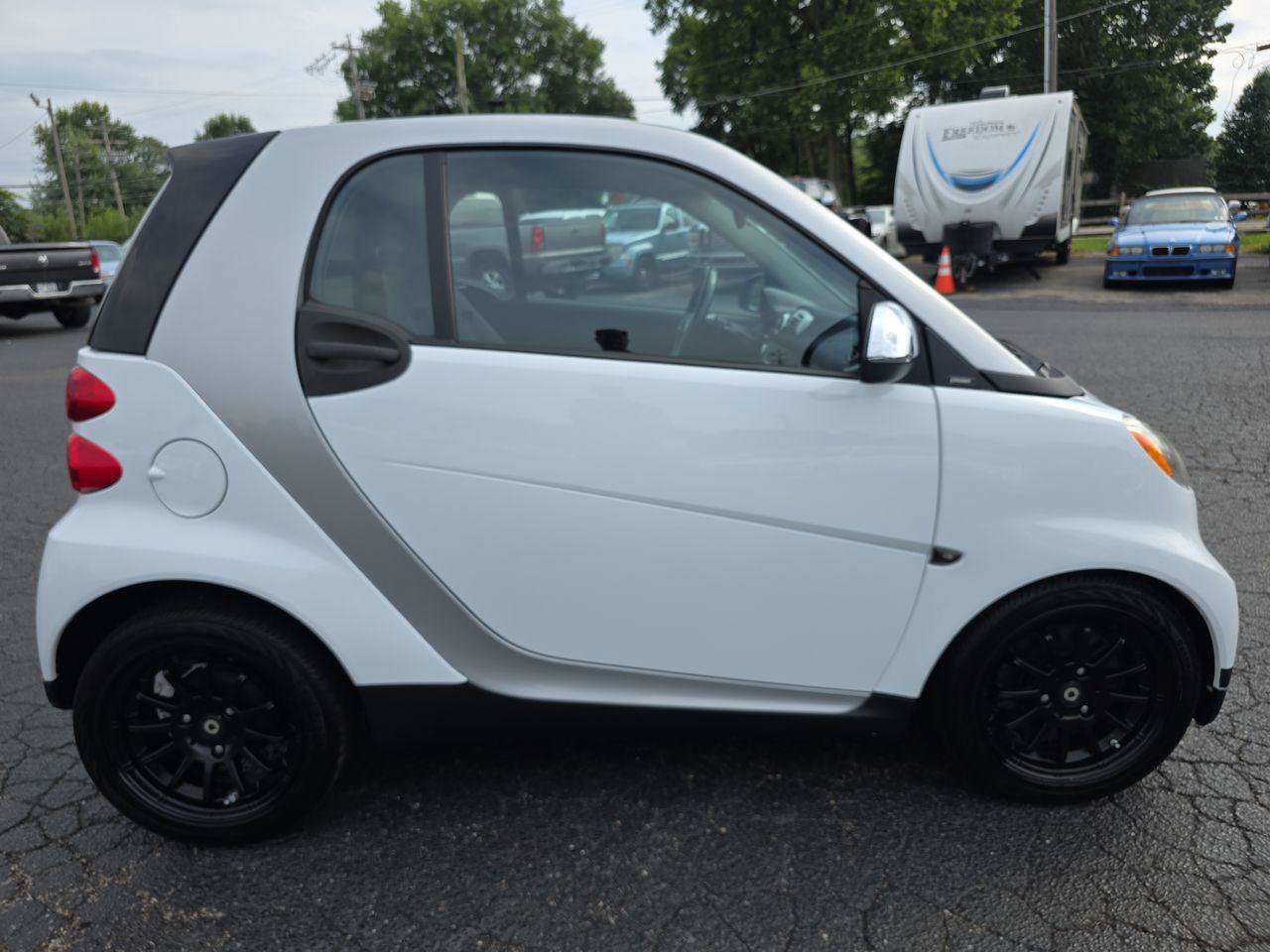 Used 2011 smart fortwo passion RWD image 20