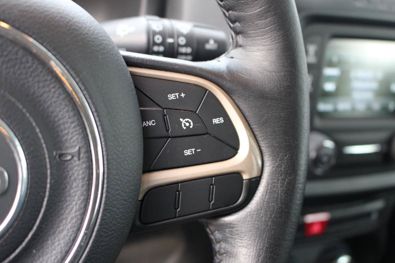 Used 2016 Jeep Renegade Latitude w/ Cold Weather Group FWD image 19