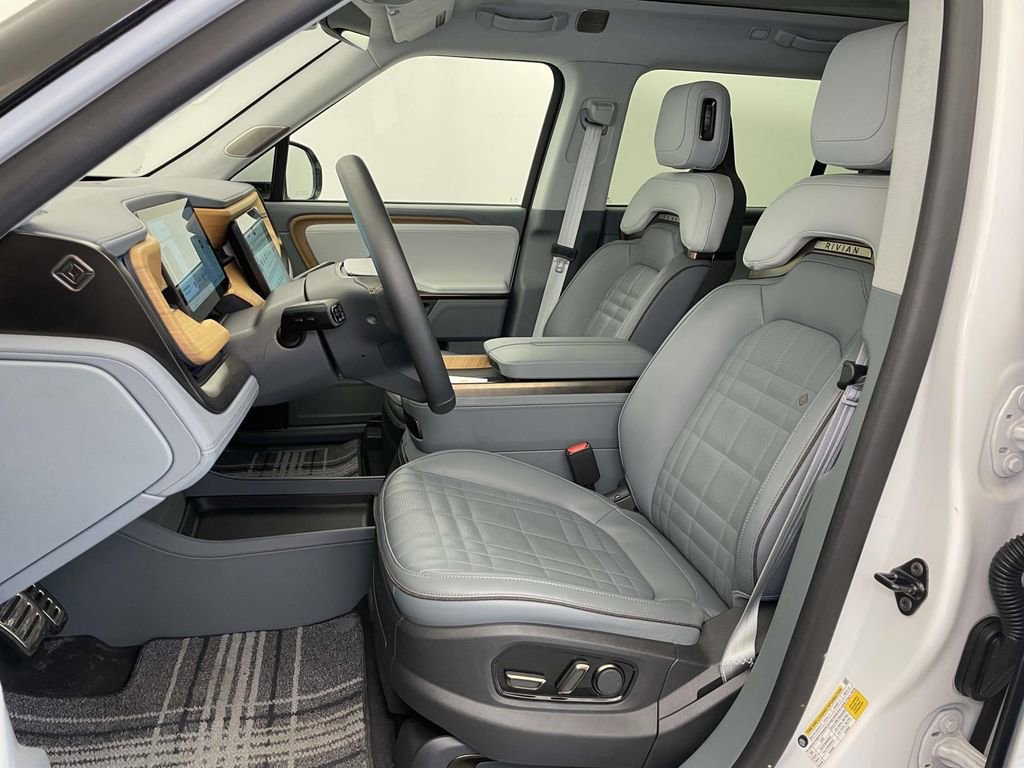 Used 2025 Rivian R1S Premium AWD/4WD image 5