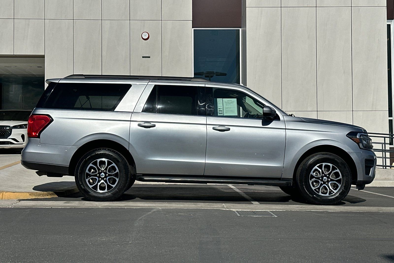 Used 2024 Ford Expedition Max XLT image 2