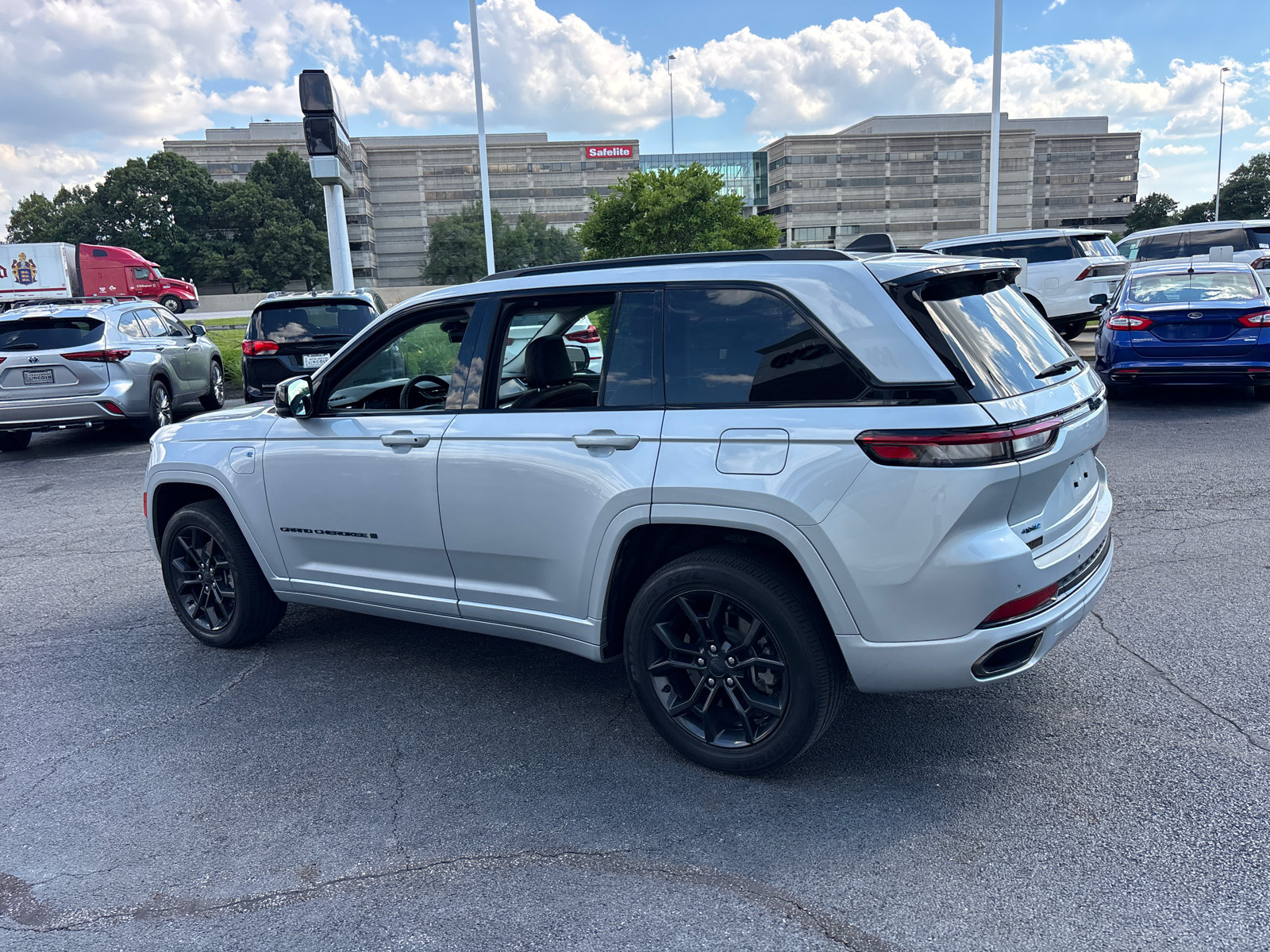 Used 2023 Jeep Grand Cherokee 30th Anniversary AWD/4WD image 5