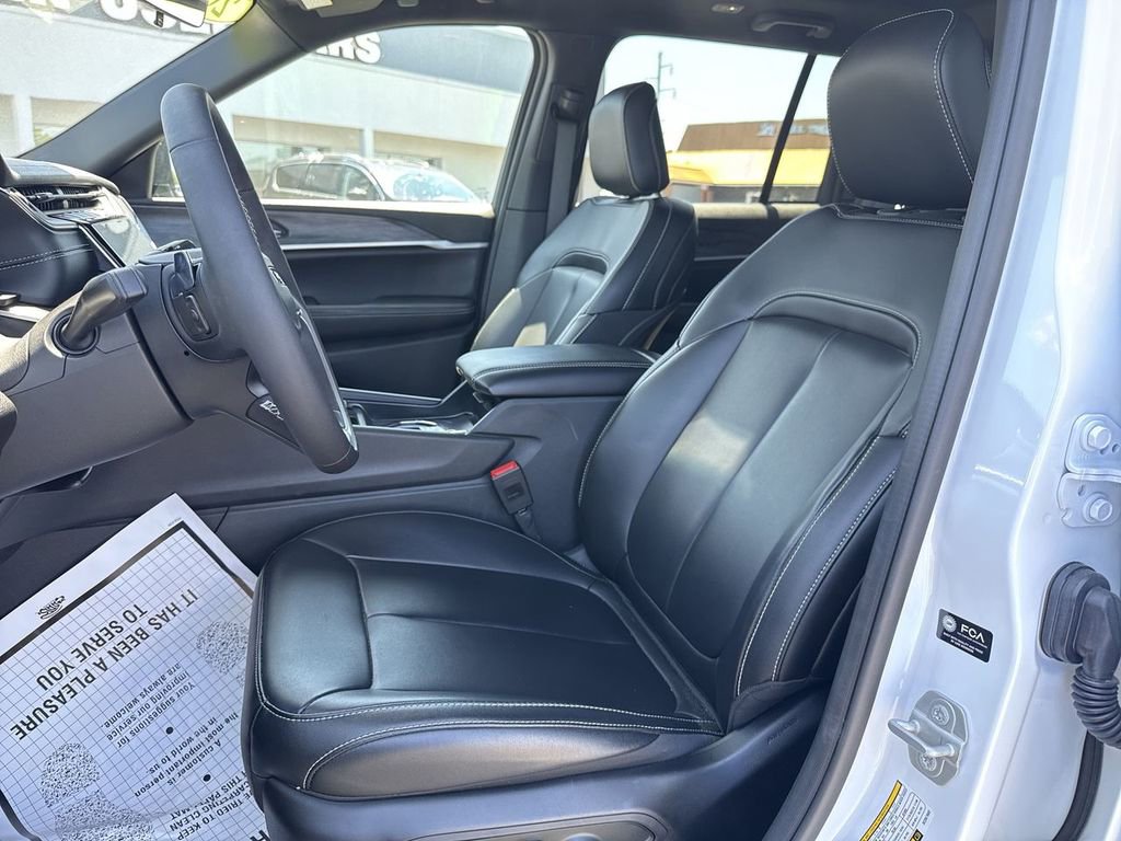 Used 2025 Jeep Grand Cherokee Limited w/ Black Appearance Package AWD/4WD image 22