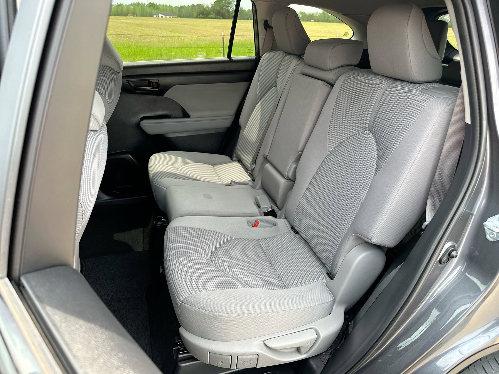 Used 2023 Toyota Highlander LE FWD image 19