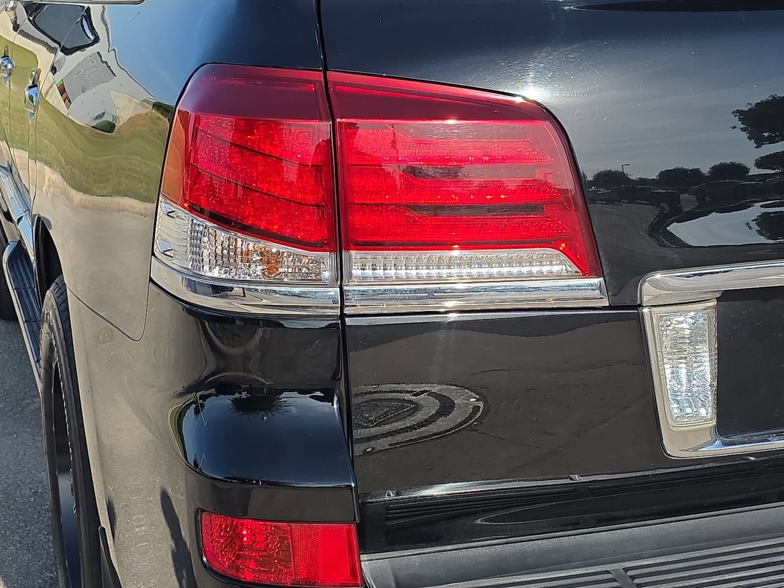 Used 2015 Lexus LX 570 4WD w/ Luxury Package image 30