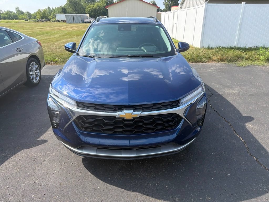 Used 2024 Chevrolet Trax LT w/ Driver Confidence Package FWD image 2