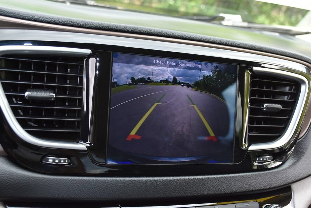 Used 2019 Chrysler Pacifica Touring-L Plus FWD image 21