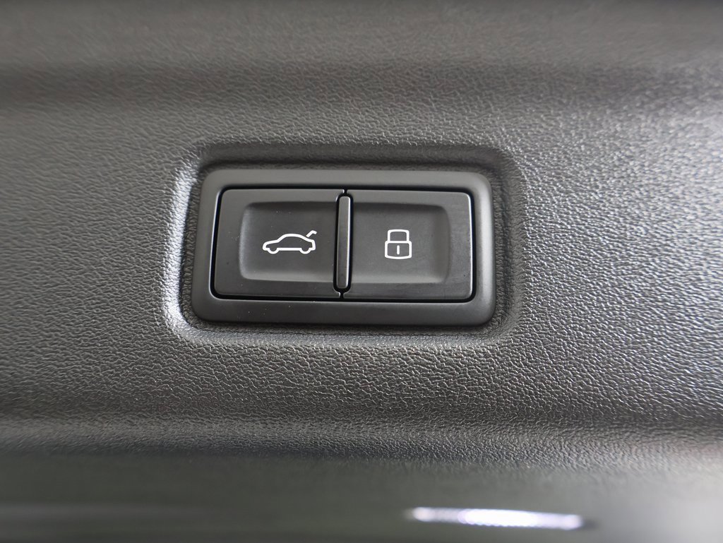 Used 2025 Audi Q6 e-tron Premium Plus image 17