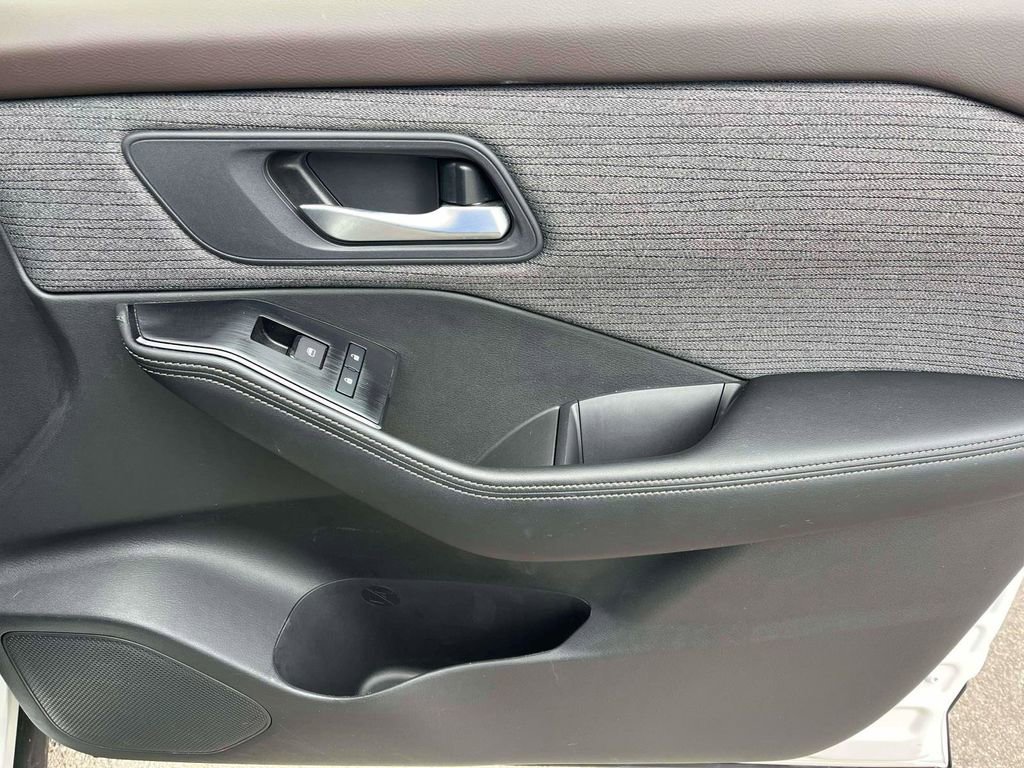 Used 2023 Nissan Rogue SV image 10