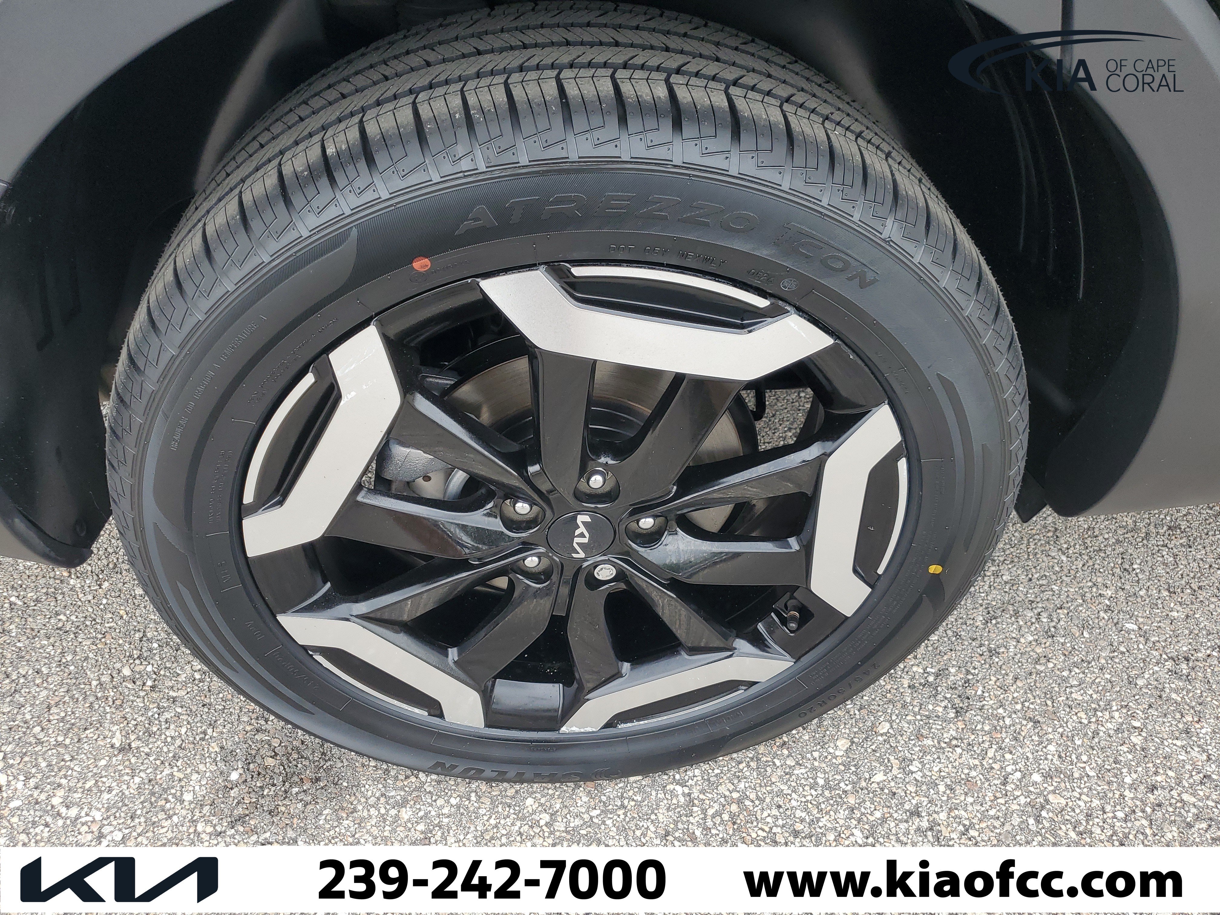 Certified 2024 Kia Telluride EX w/ EX Captain's Chair Package FWD image 7