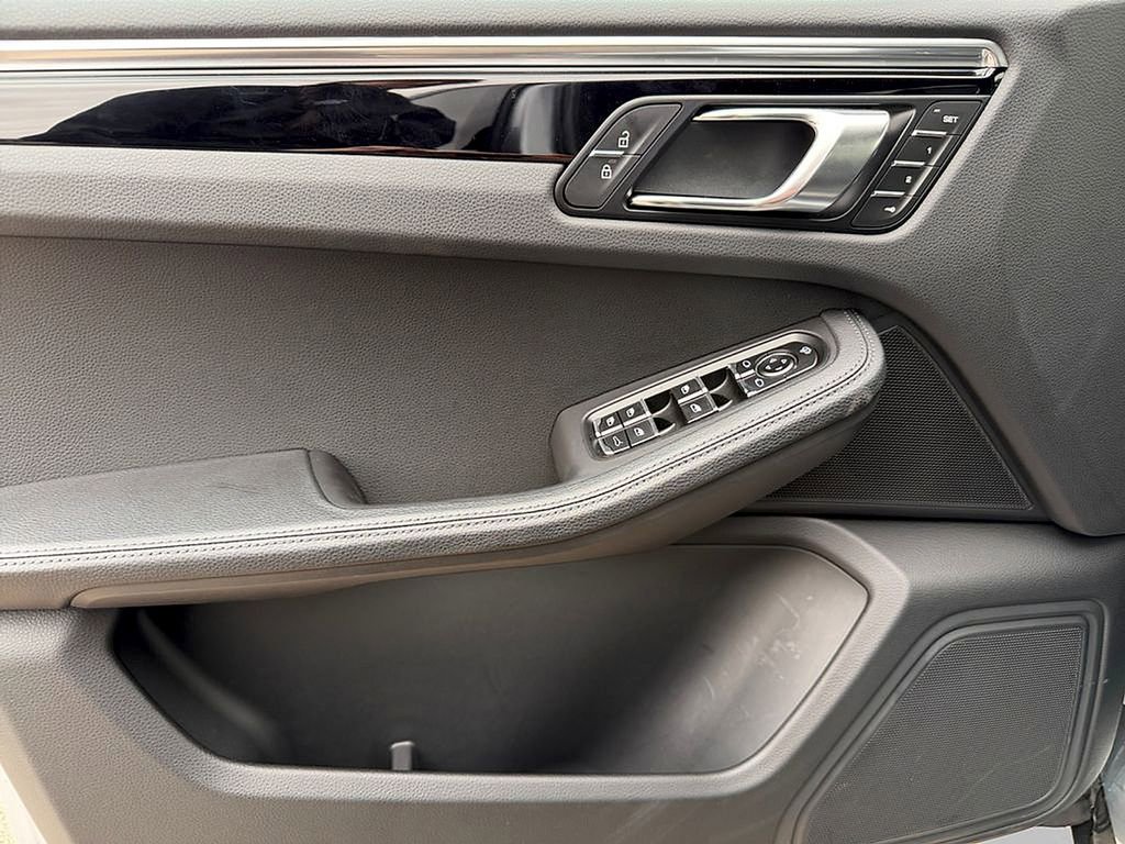 Used 2025 Porsche Macan AWD/4WD image 14