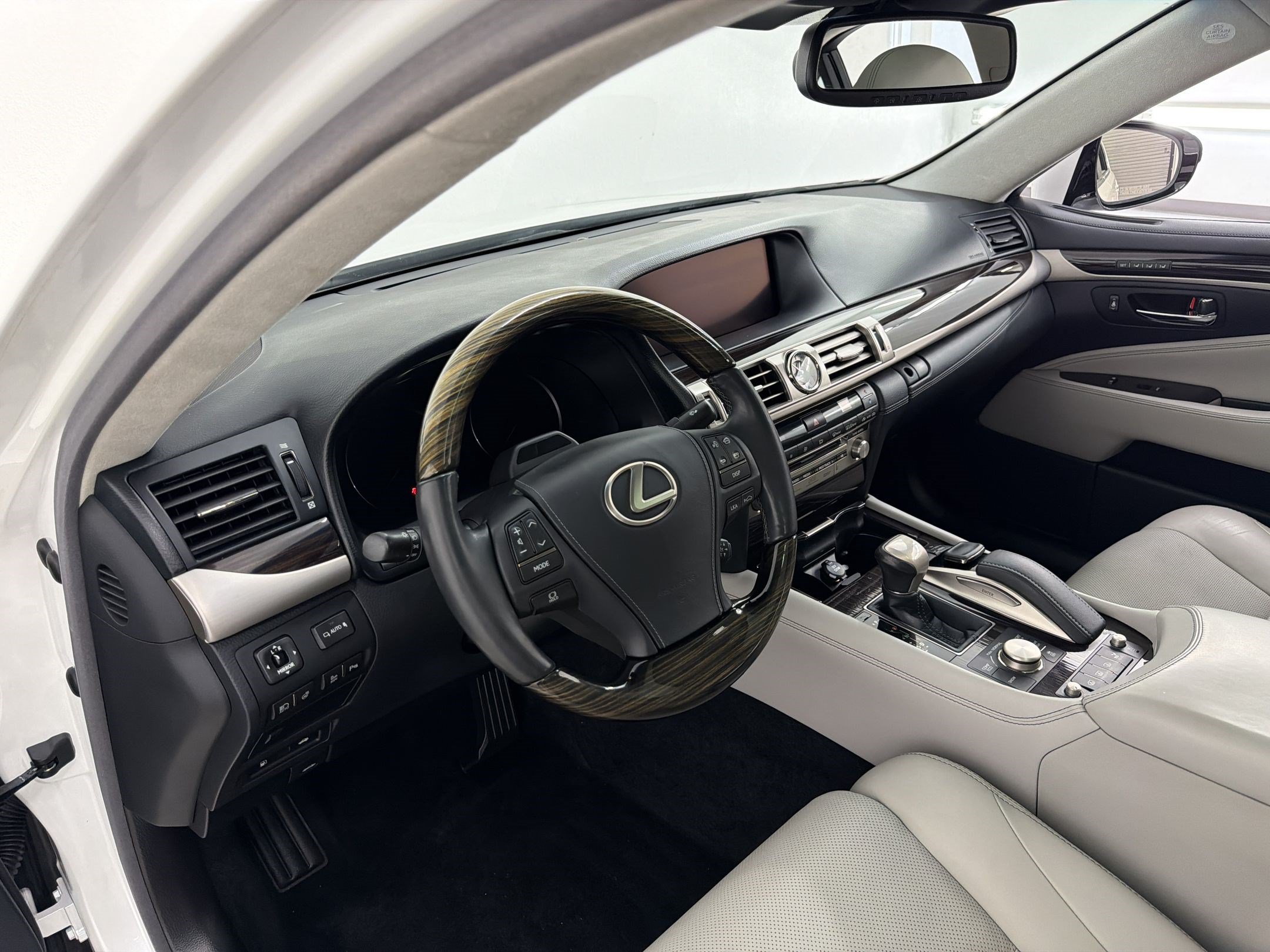 Used 2017 Lexus LS 460 L w/ Ultra Luxury Package RWD image 4