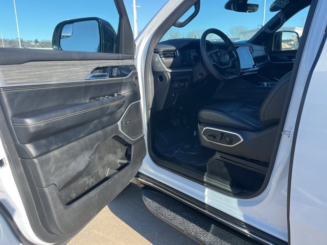 Used 2024 Jeep Wagoneer L Series II w/ Flexible Seating Group image 9