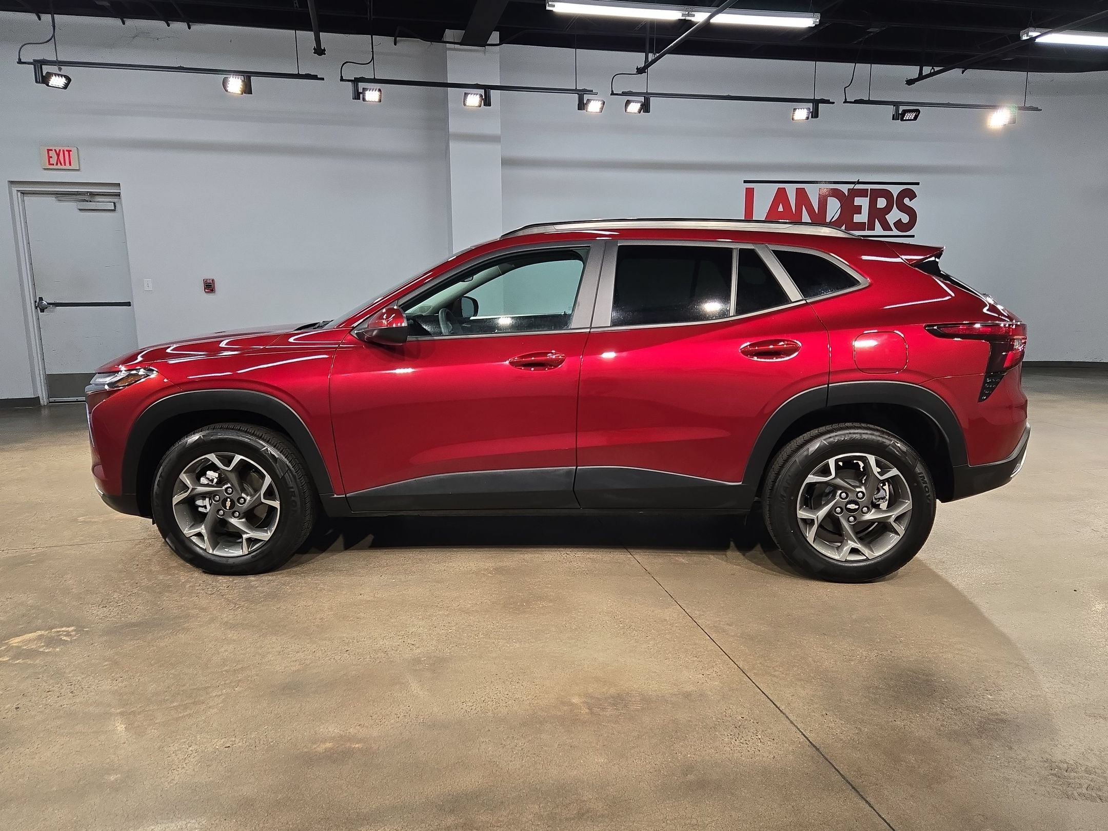 Used 2025 Chevrolet Trax LT FWD image 4