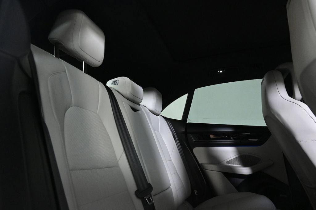 Used 2025 Porsche Macan Electric RWD image 18