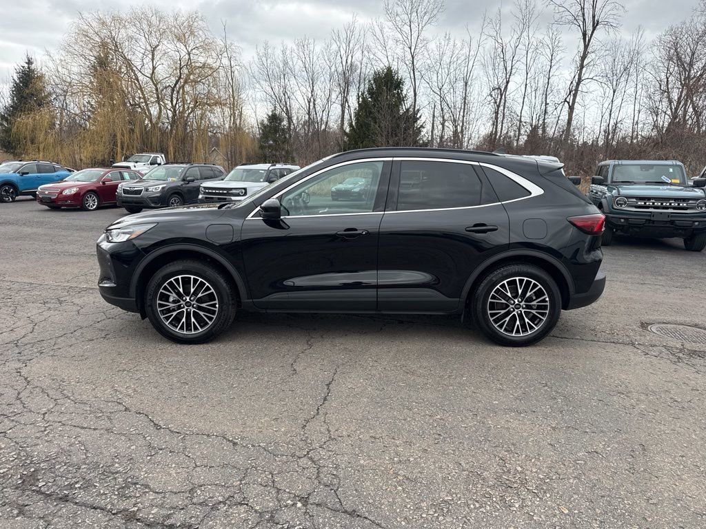 Used 2025 Ford Escape SE w/ Class II Trailer Tow Package FWD image 15