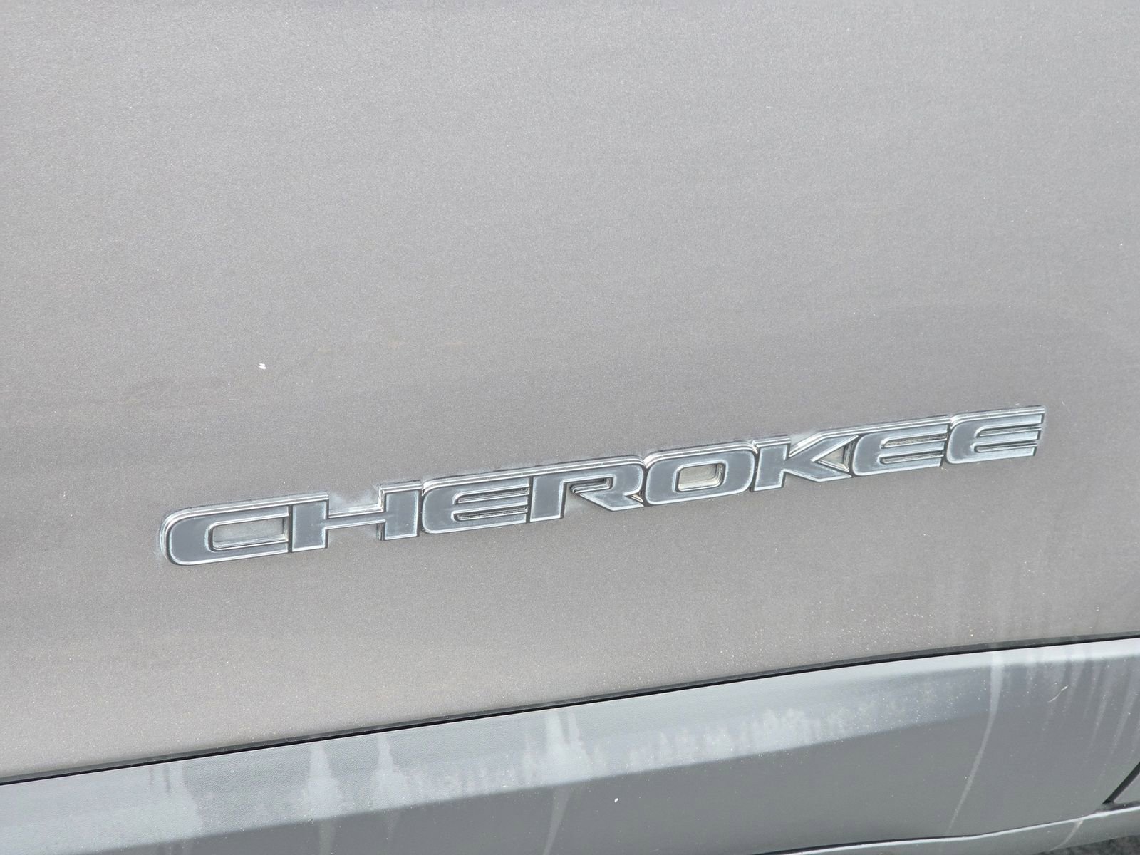 Used 2019 Jeep Cherokee Latitude Plus AWD/4WD image 13