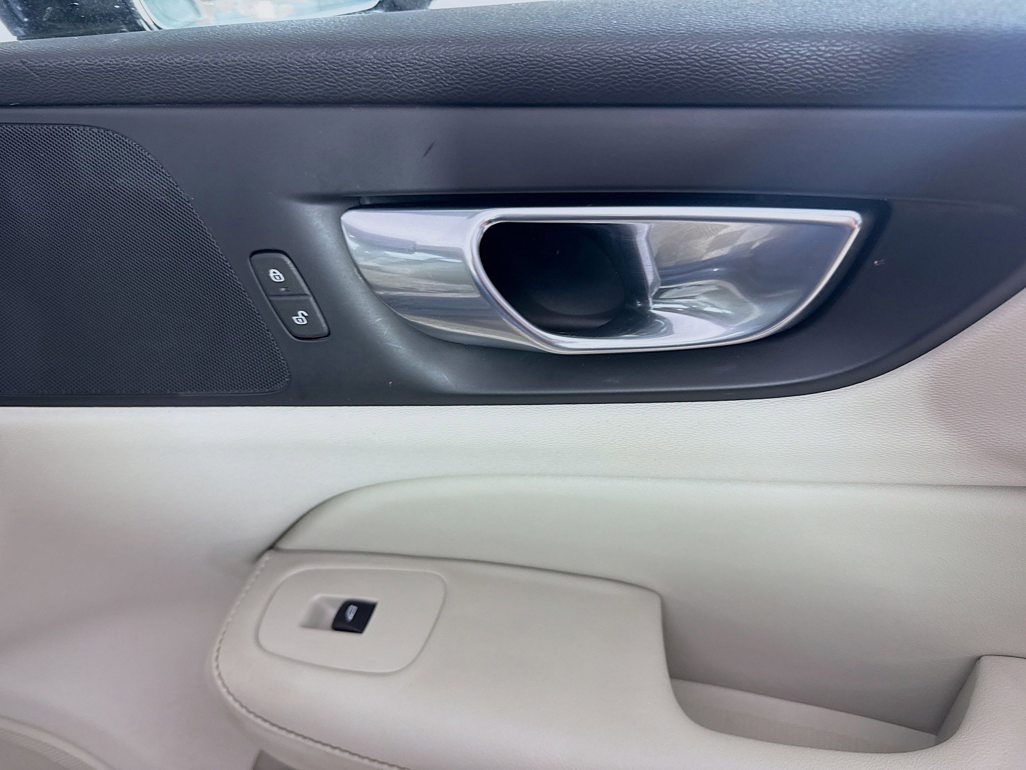 Used 2023 Volvo S60 T8 Plus image 31