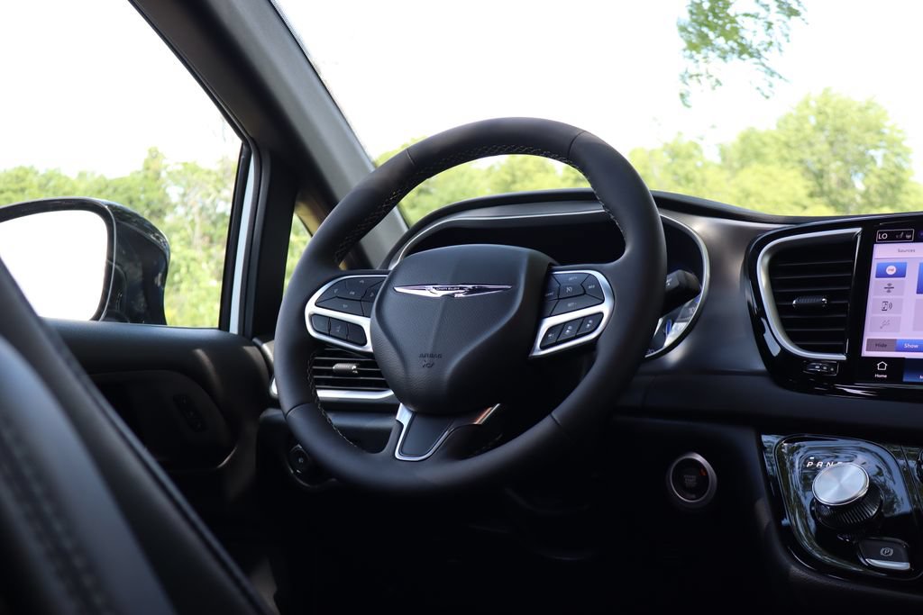 Used 2026 Chrysler Pacifica Select FWD image 49