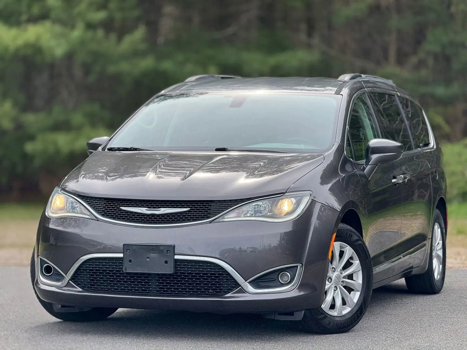 Used 2017 Chrysler Pacifica Touring-L FWD image 1