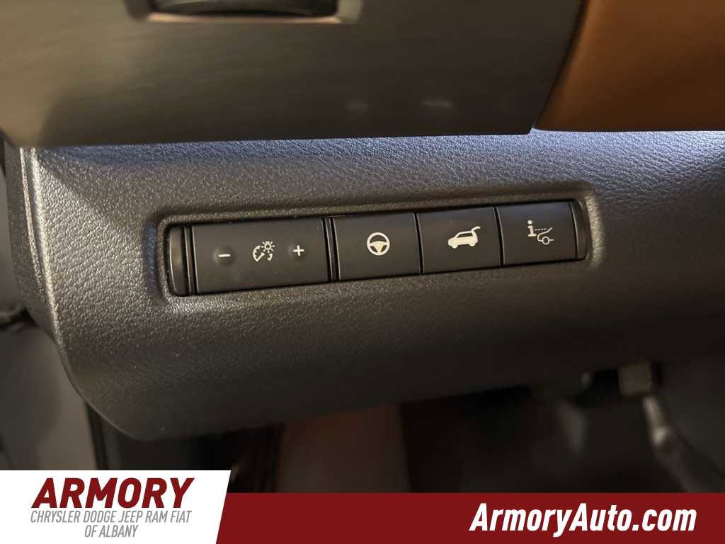 Used 2022 Nissan Pathfinder Platinum w/ Cargo Package image 10