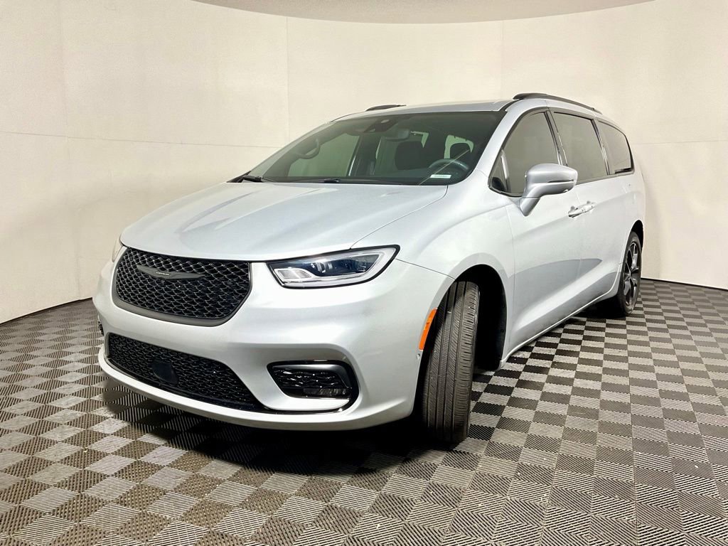 Used 2022 Chrysler Pacifica Touring-L w/ Uconnect Theater Family Group image 12