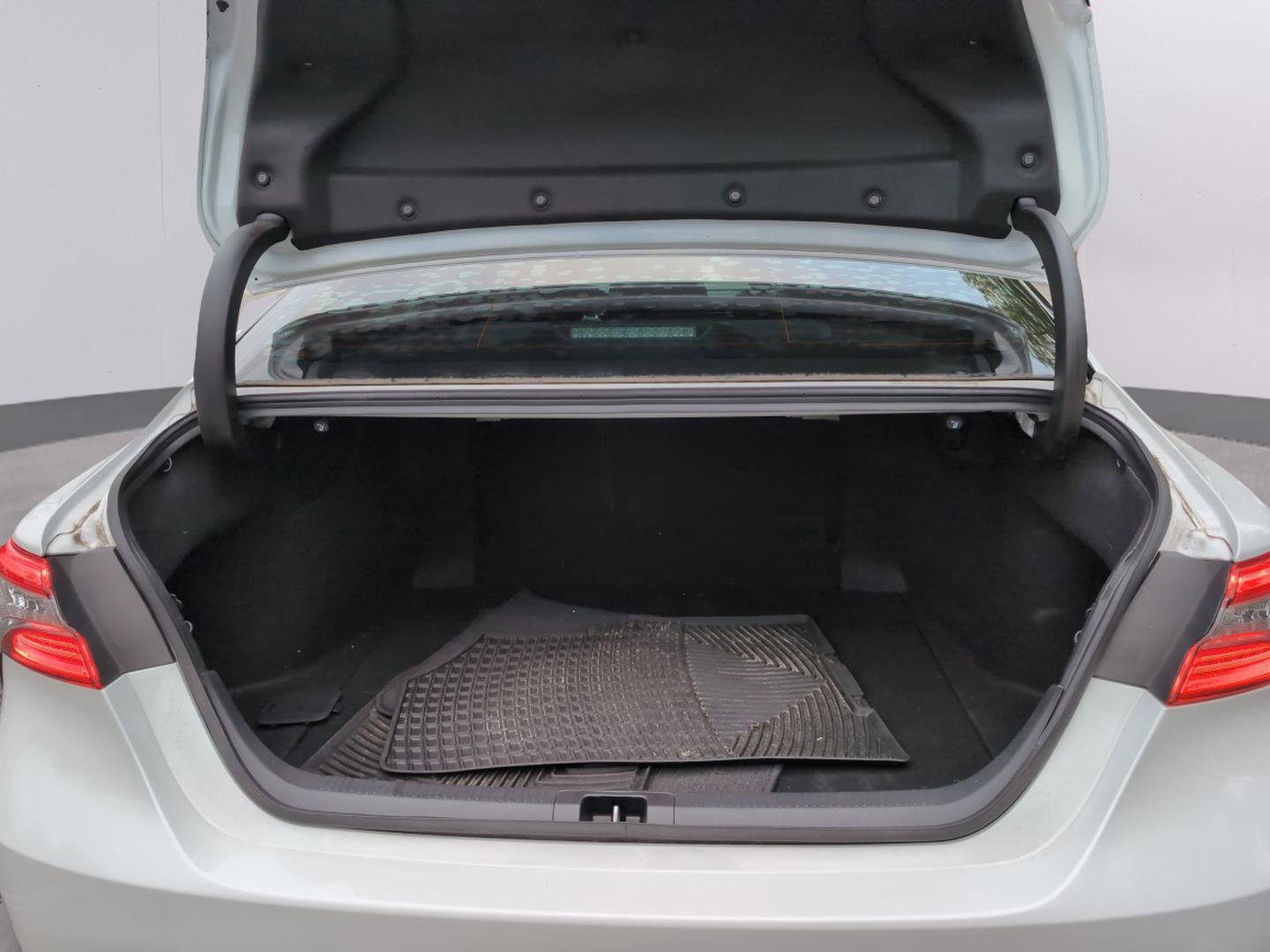 Used 2020 Toyota Camry XSE image 30