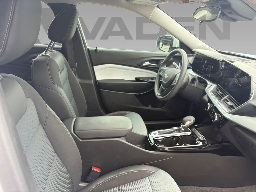 Used 2026 Chevrolet Trax LT FWD image 8