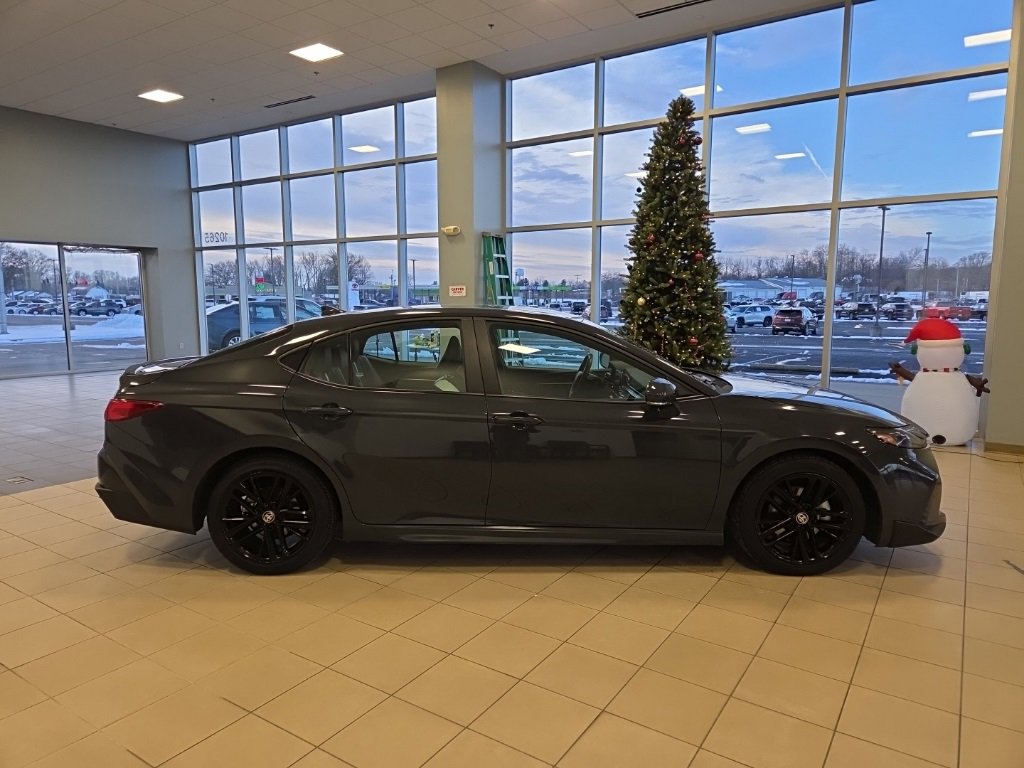 Used 2025 Toyota Camry SE image 6