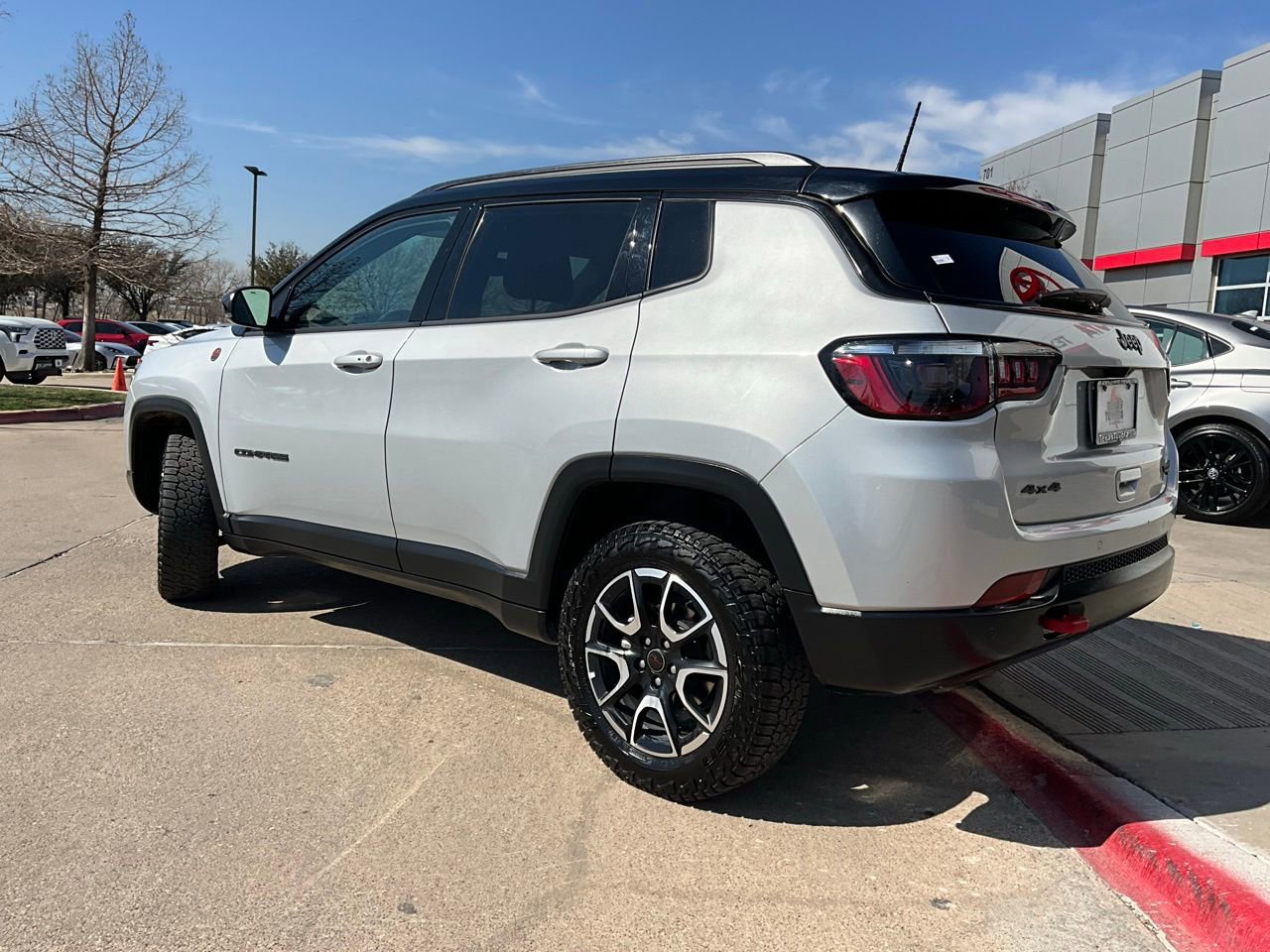 Used 2025 Jeep Compass Trailhawk image 7