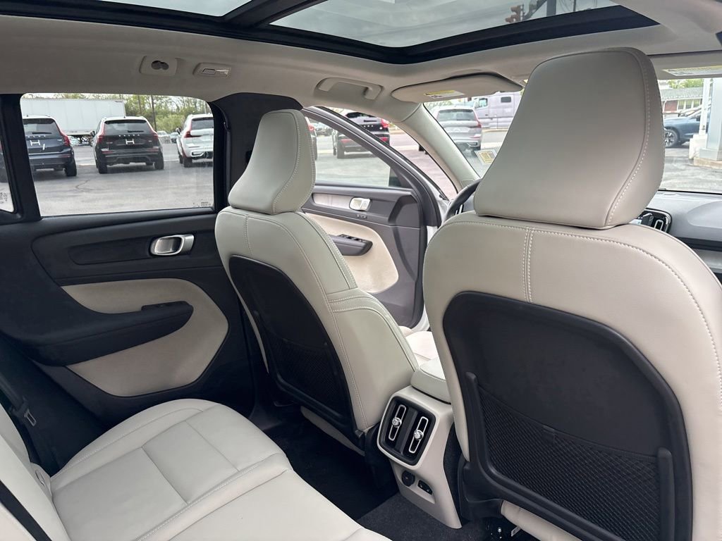 Certified 2026 Volvo XC40 B5 Plus AWD/4WD image 34