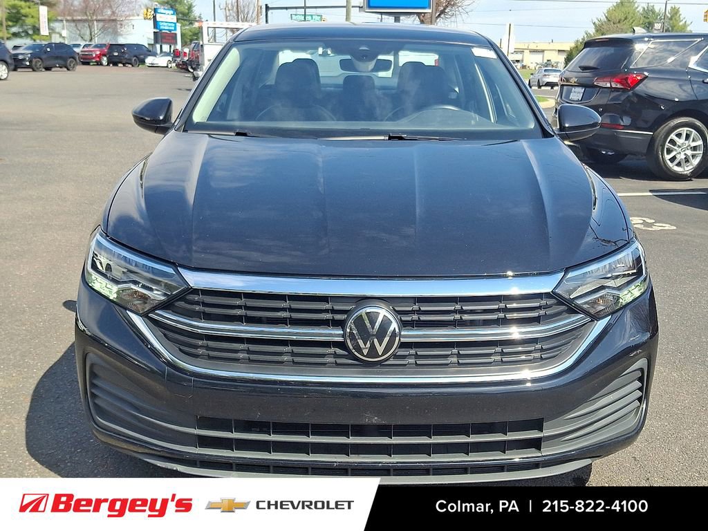 Used 2024 Volkswagen Jetta SE image 2