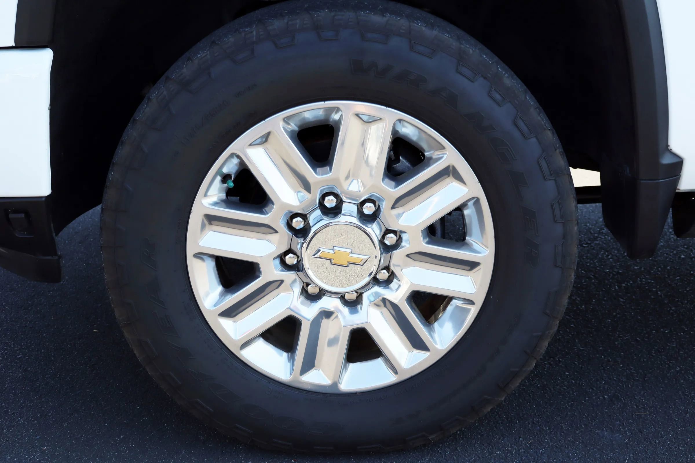 Used 2024 Chevrolet Silverado 2500 High Country w/ High Country Premium Package AWD/4WD image 32