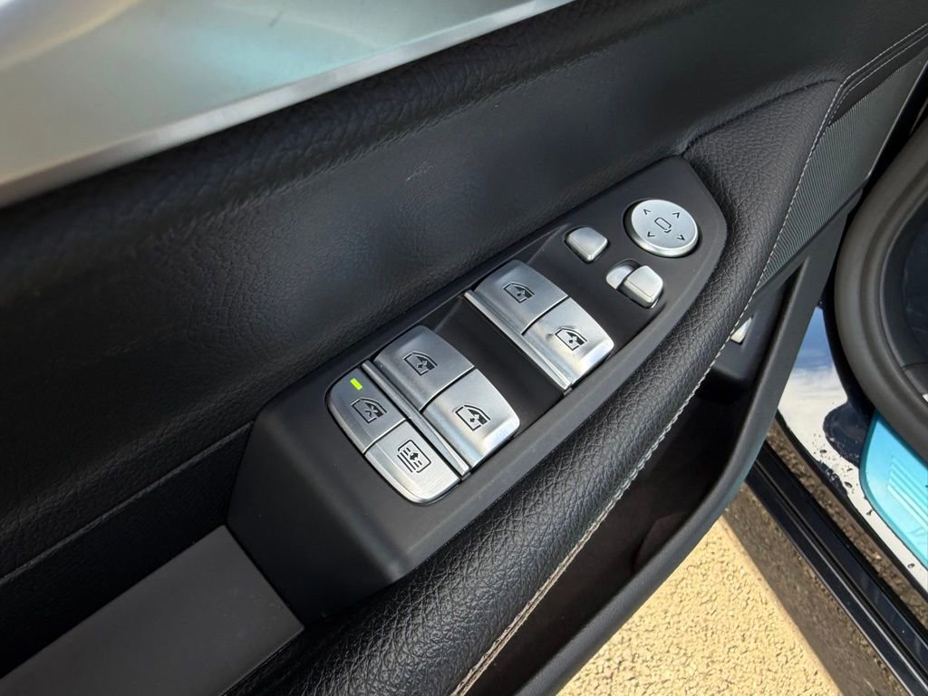 Used 2022 BMW 740i w/ M Sport Package image 14