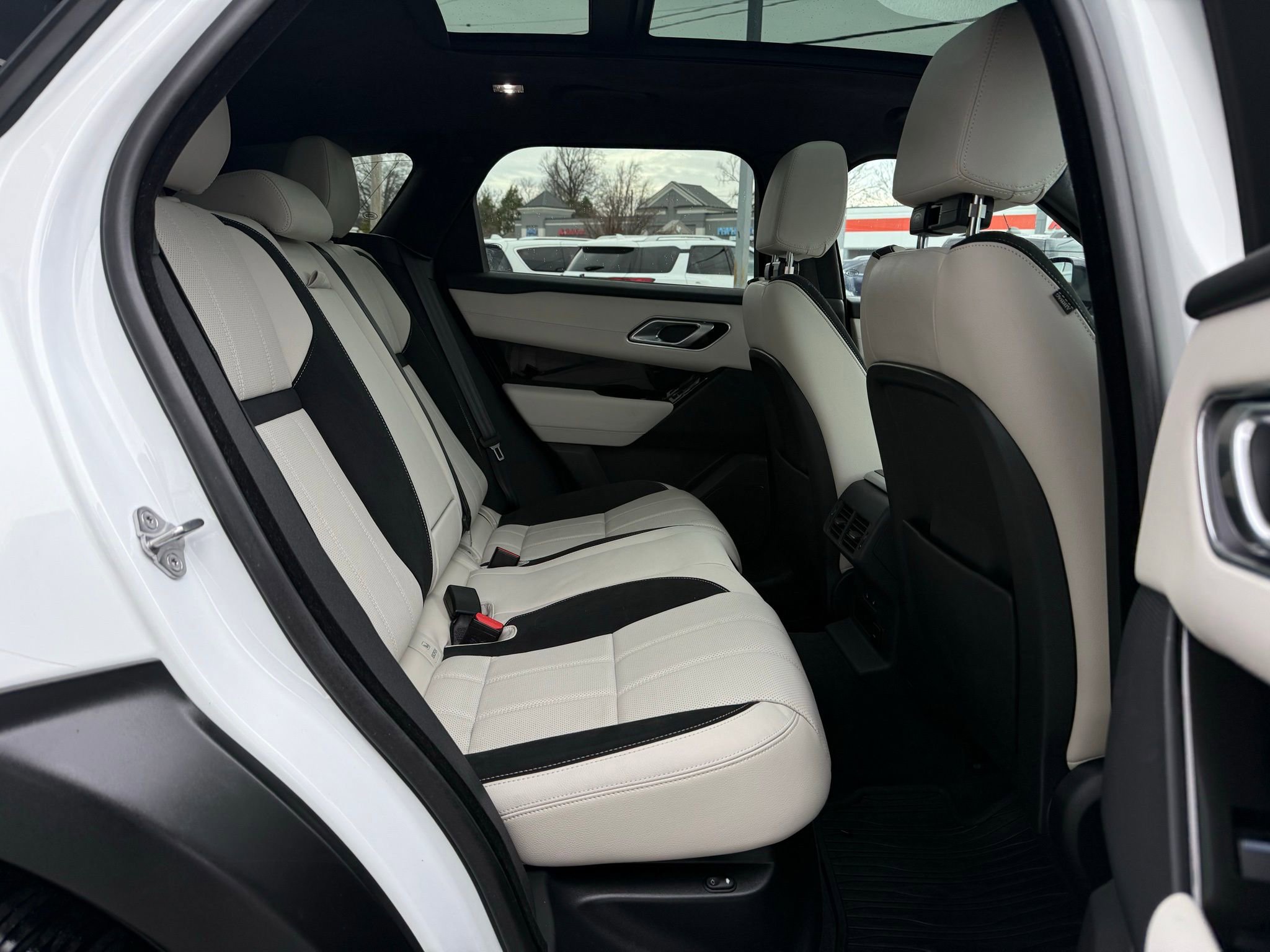 Used 2023 Land Rover Range Rover Velar R-Dynamic S image 32