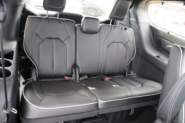 New 2023 Chrysler Pacifica Limited w/ Uconnect Theater Family Group image 40
