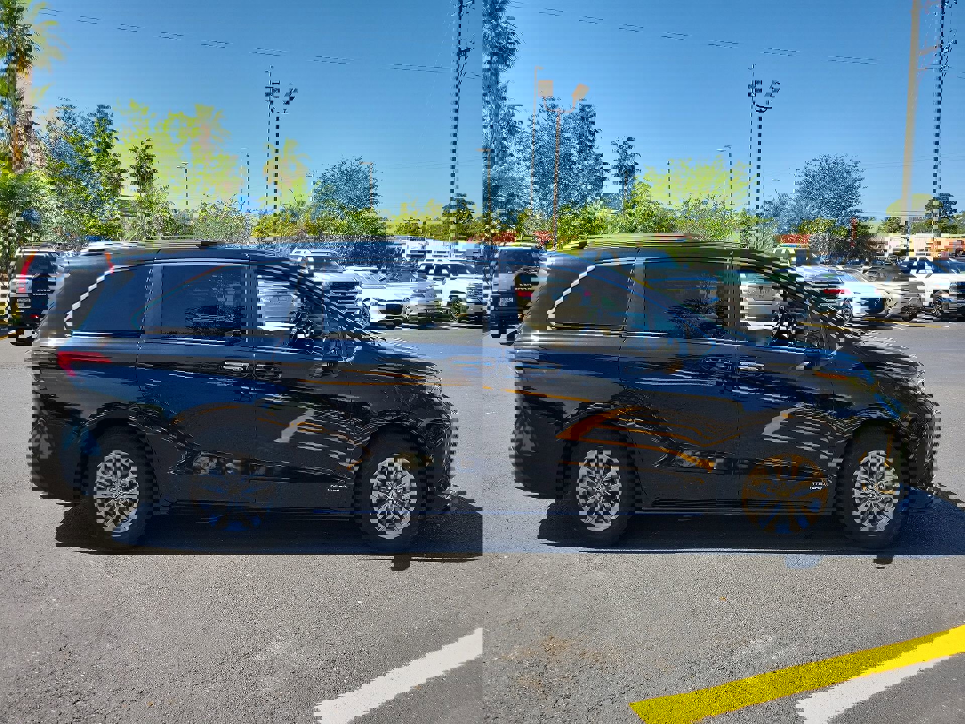 Used 2021 Toyota Sienna XLE AWD/4WD image 5