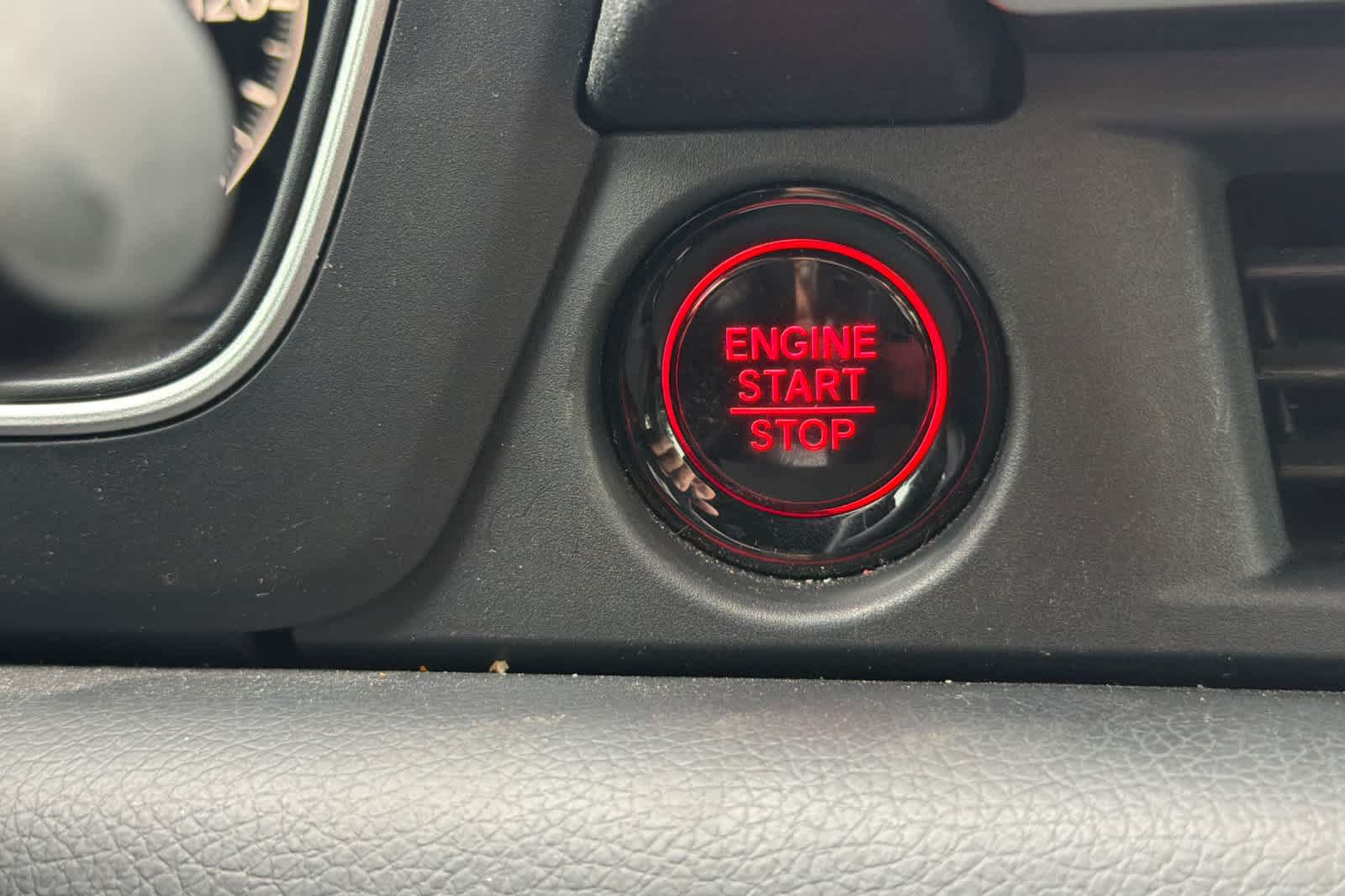 Used 2025 Honda Pilot Sport image 25