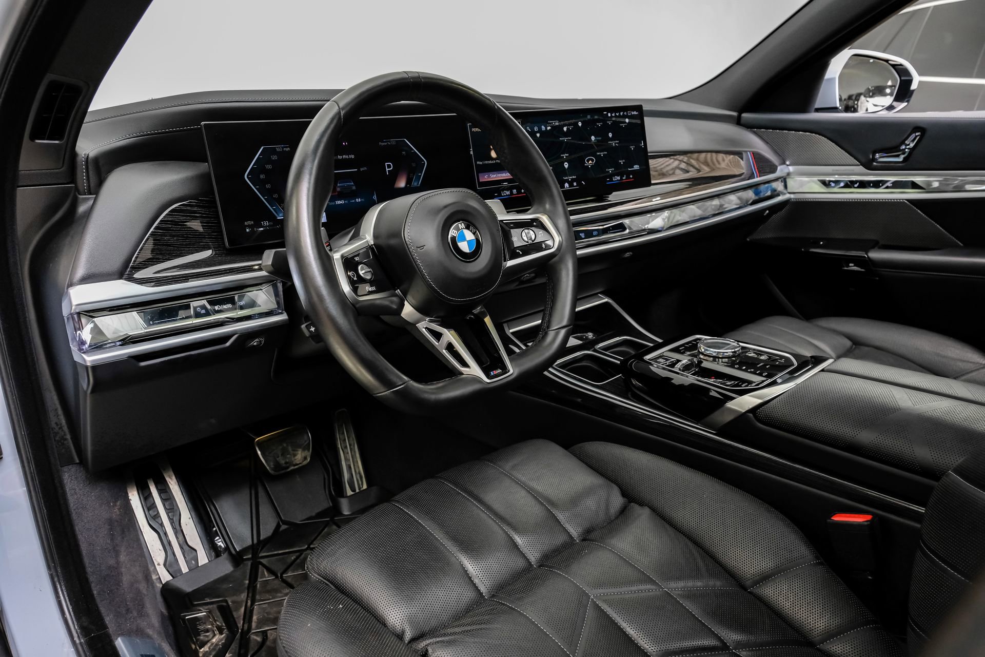 Used 2023 BMW 740i image 3