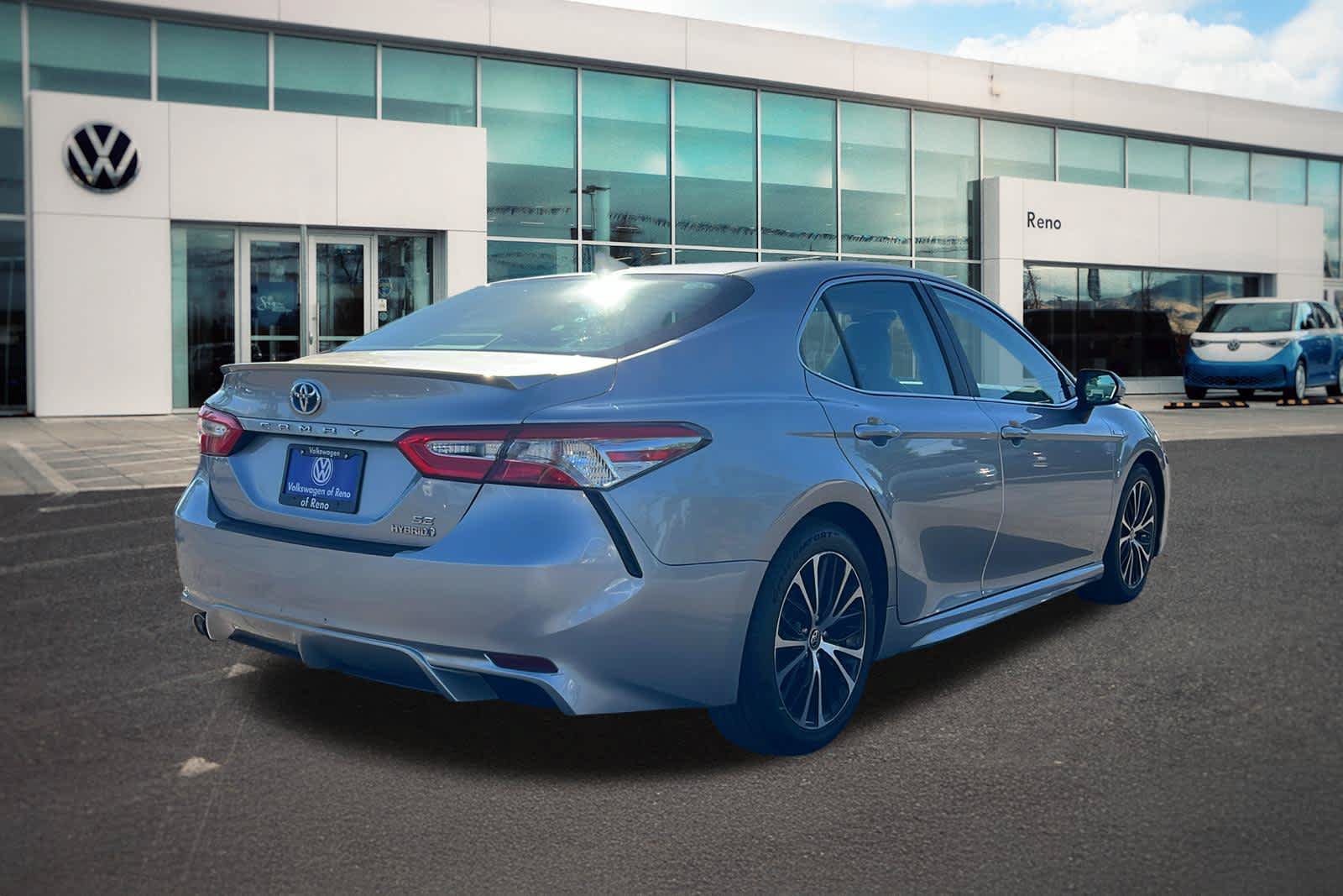 Used 2020 Toyota Camry SE w/ Sunroof Package FWD image 5