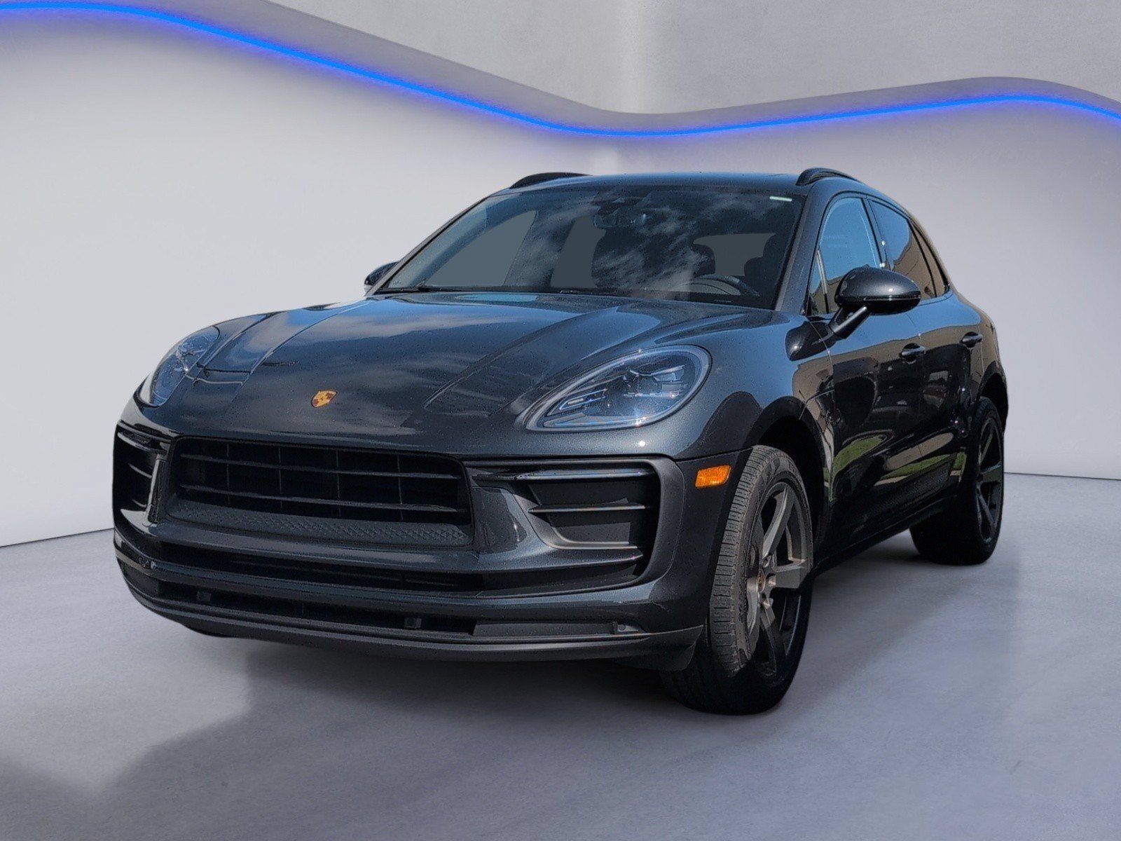 Used 2022 Porsche Macan AWD/4WD image 2