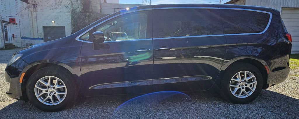 Used 2020 Chrysler Pacifica Touring image 3