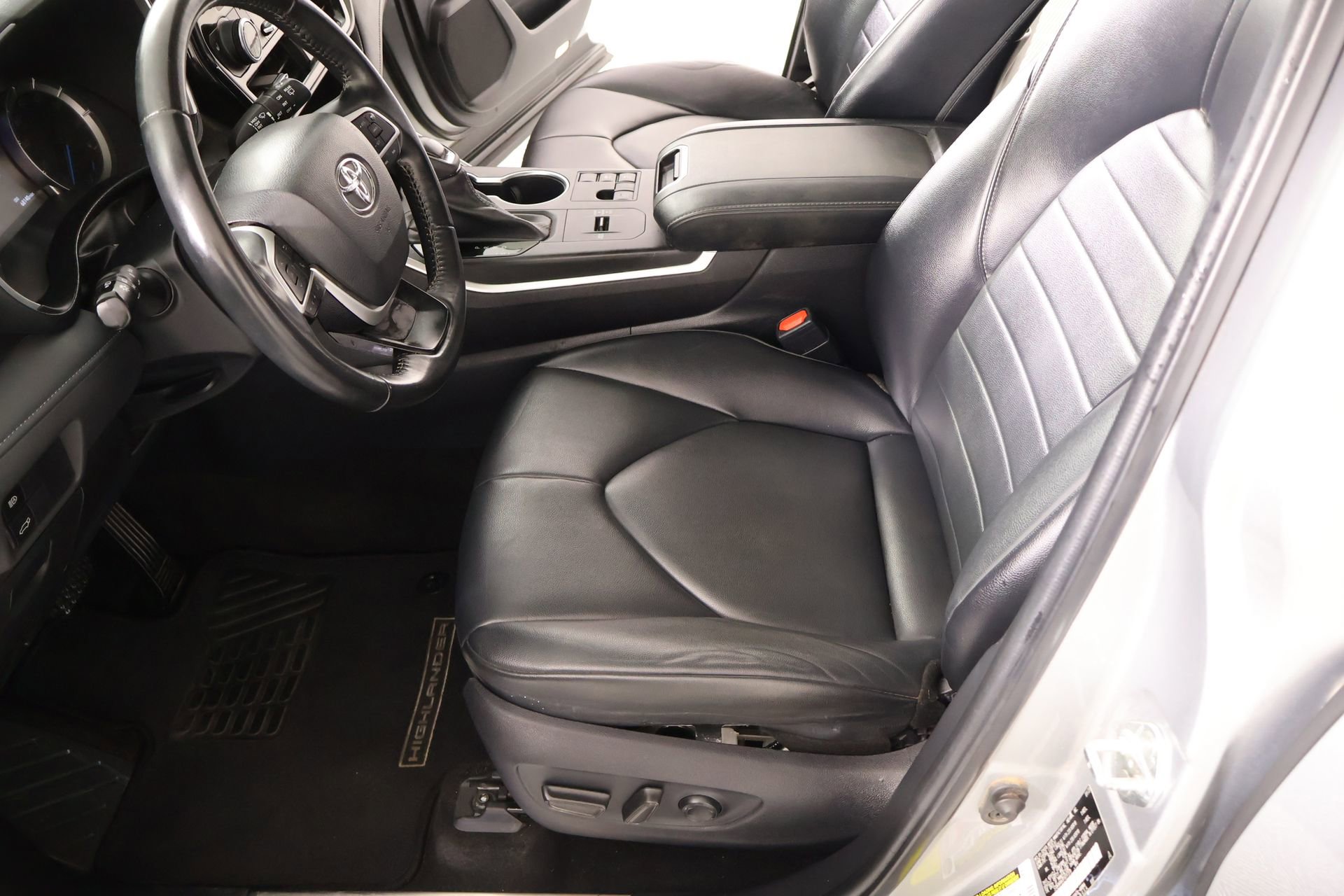 Used 2023 Toyota Highlander XLE FWD image 11