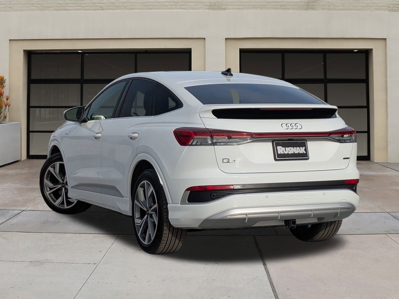 Used 2025 Audi Q4 e-tron Prestige image 2