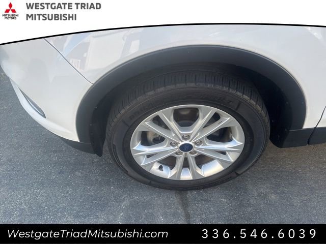 Used 2018 Ford Escape SE w/ Ford Safe & Smart Package image 4