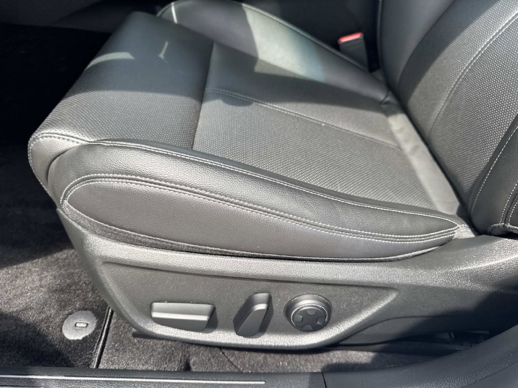 Used 2025 Genesis G70 2.5T RWD image 19