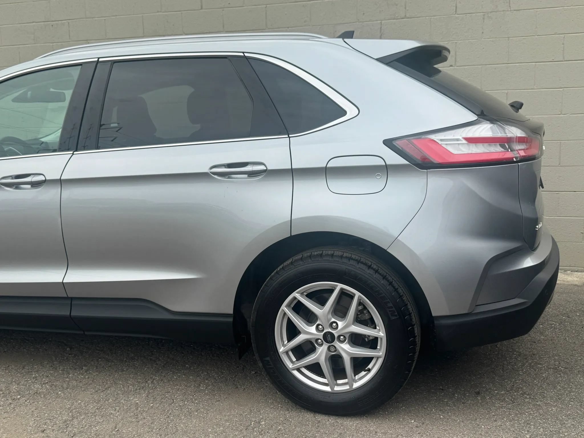 Used 2024 Ford Edge SEL w/ Convenience Package AWD/4WD image 3