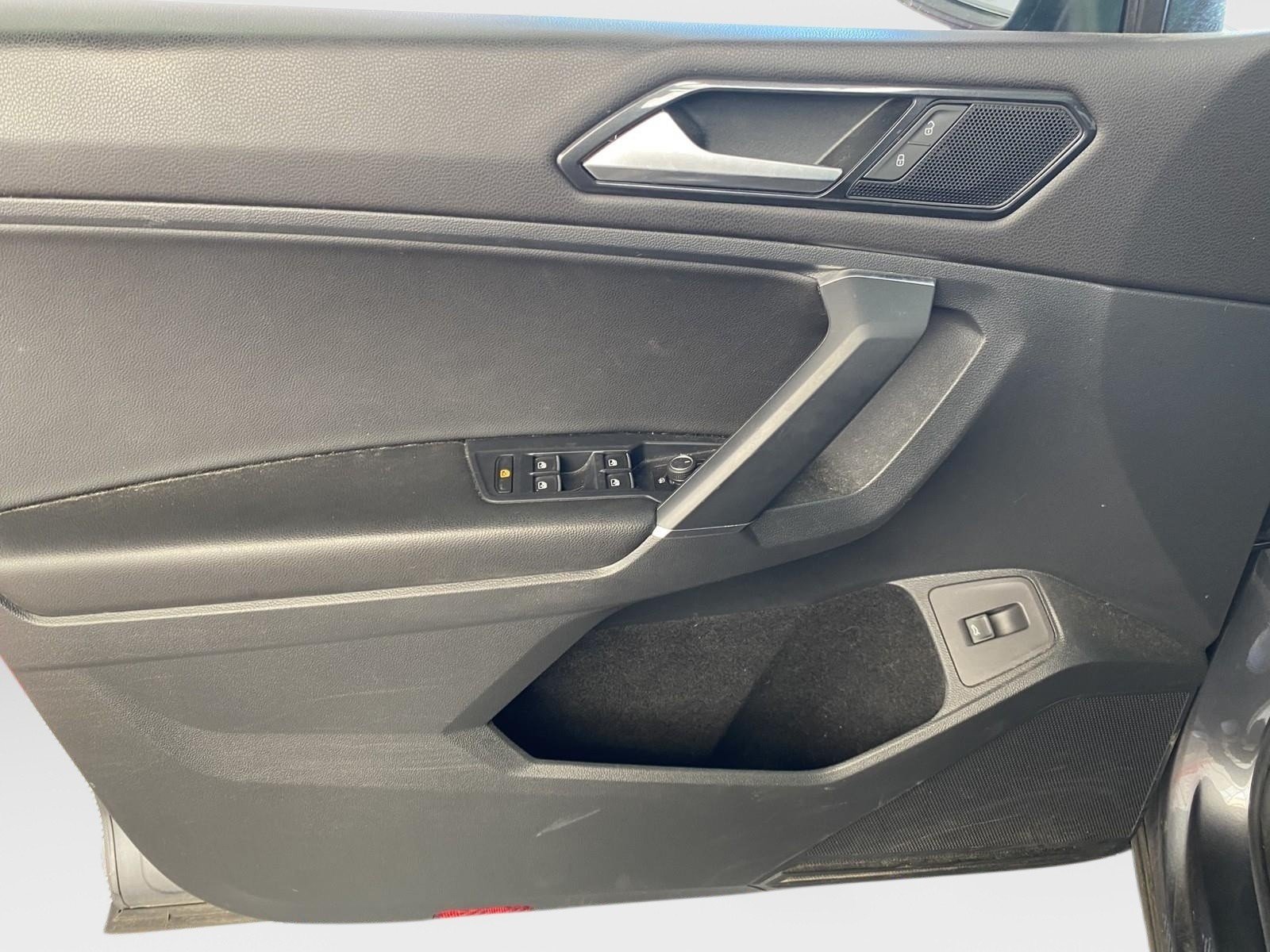 Used 2018 Volkswagen Tiguan SEL AWD/4WD image 17