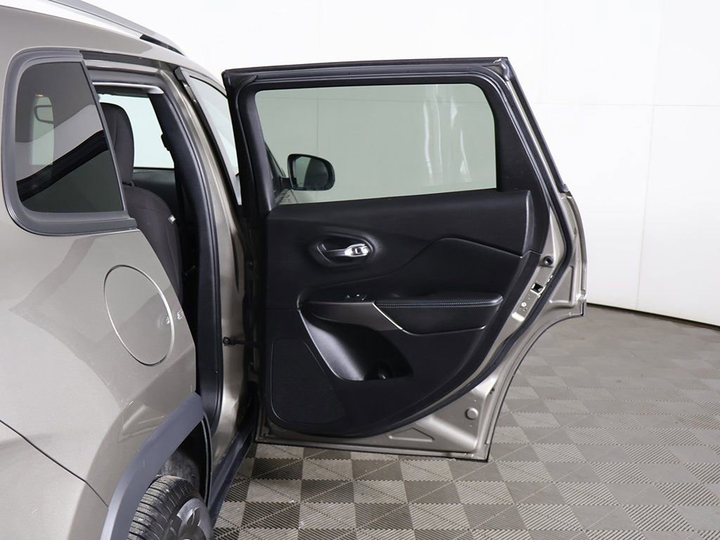 Used 2021 Jeep Cherokee Latitude image 18