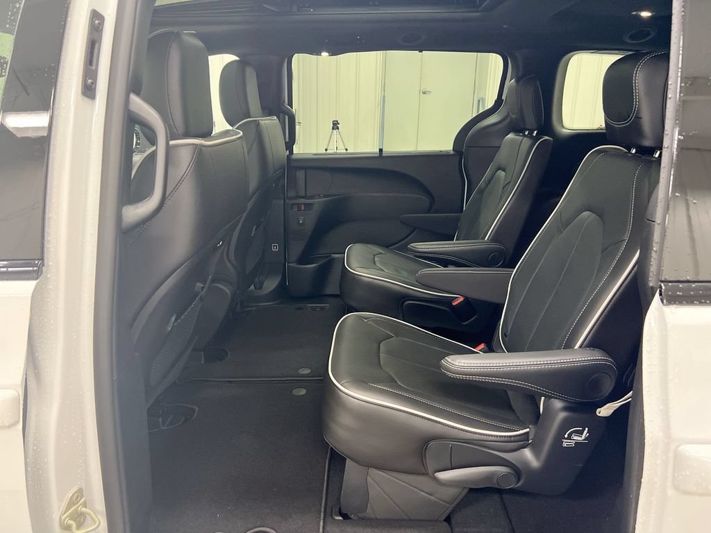 New 2027 Chrysler Pacifica Limited w/ Family Tech Group AWD/4WD image 24