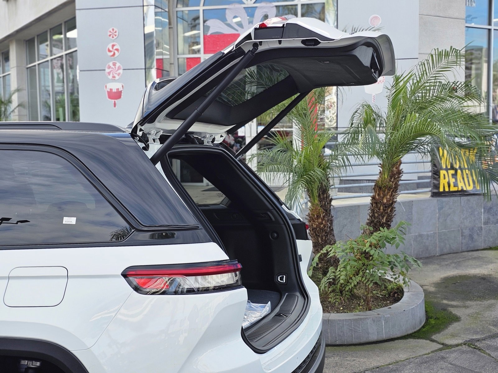 New 2025 Jeep Grand Cherokee Limited image 8